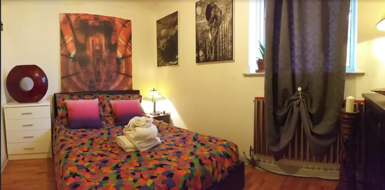 Gazde/Camere de închiriat Lovely Double Bedroom In Rotherhithe Londra
