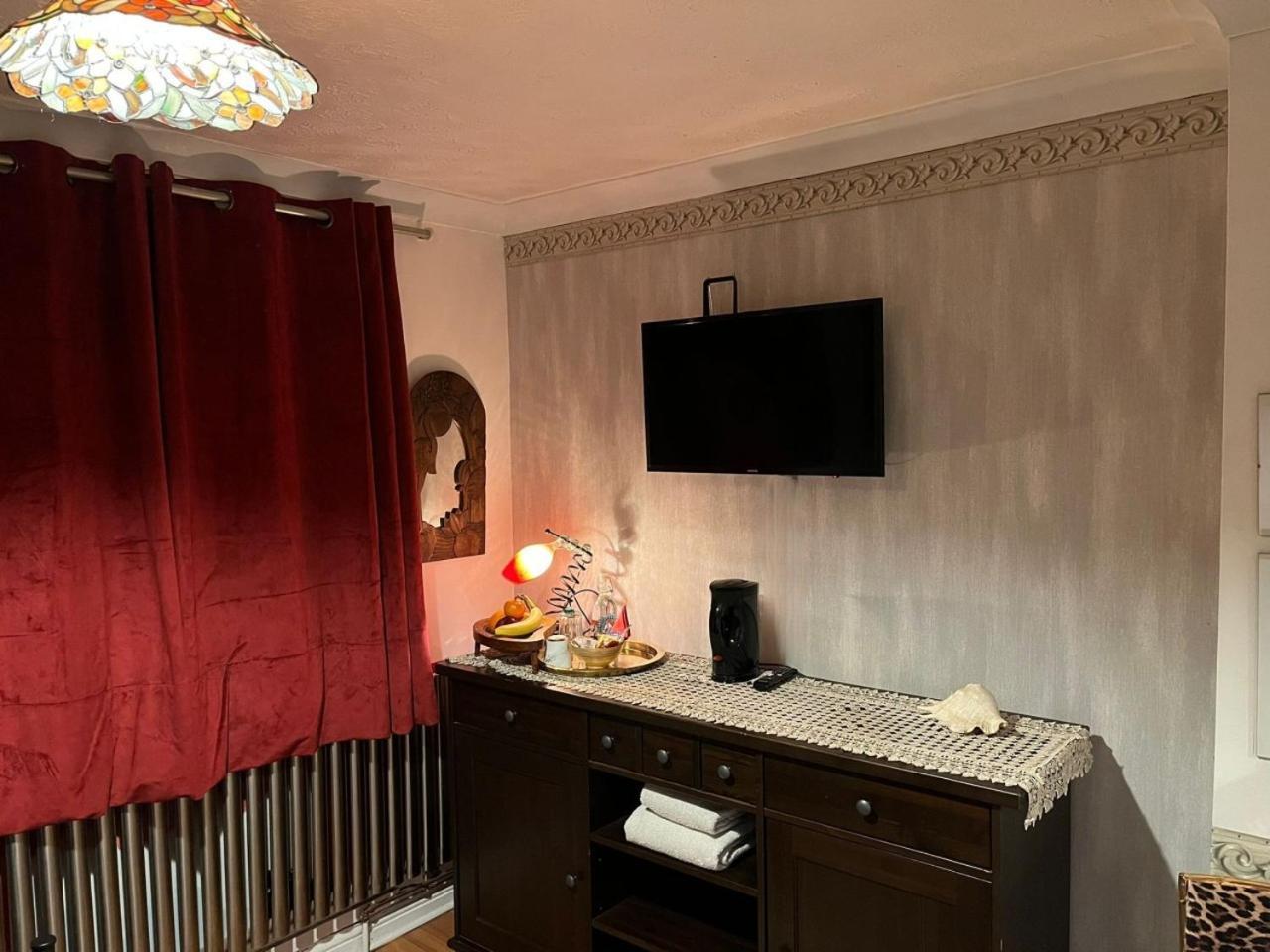 Gazde/Camere de închiriat Lovely Double Bedroom In Rotherhithe Londra