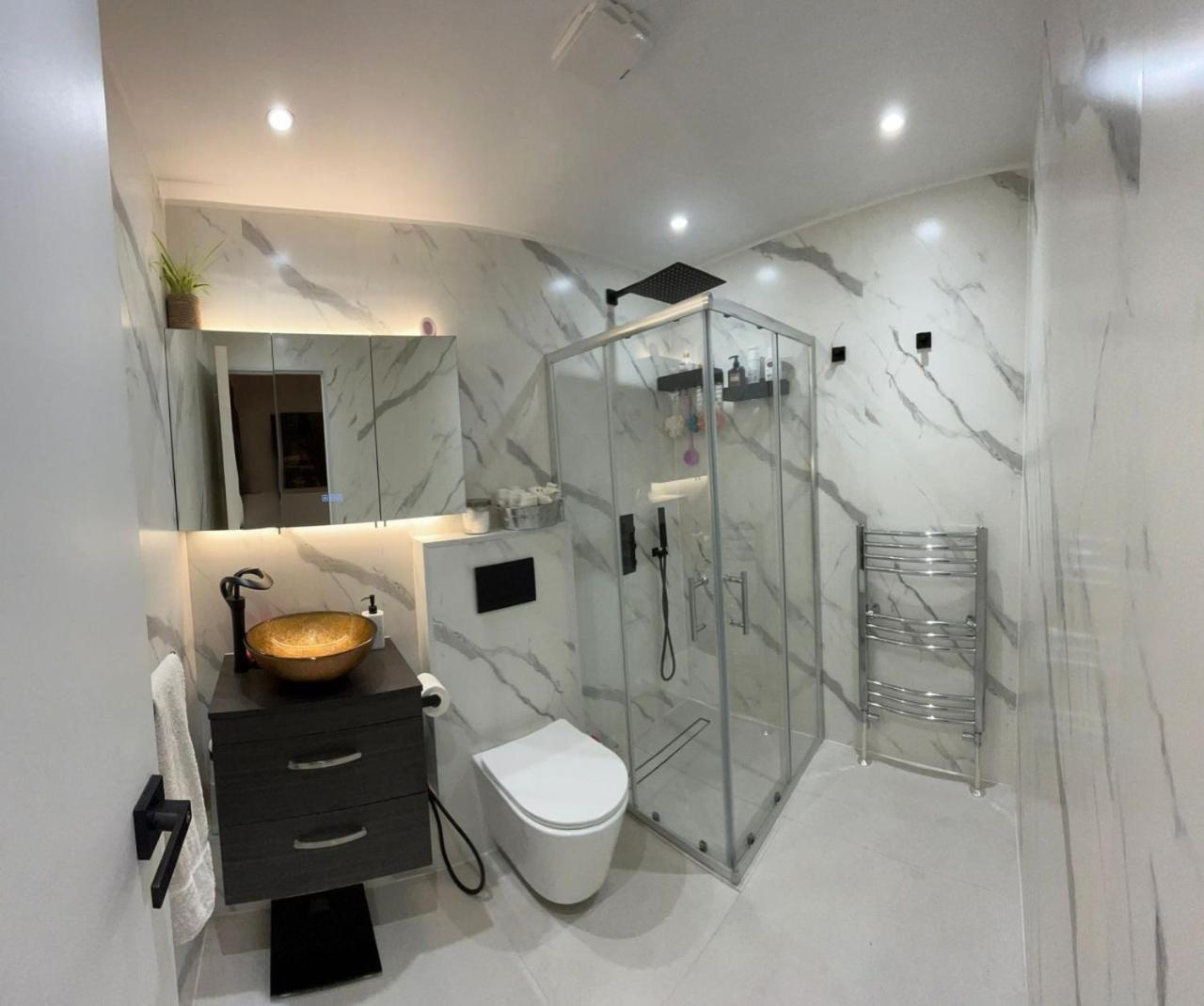 Lovely Double Bedroom In Rotherhithe Londra